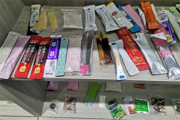 全自动小型包装机能够满足颗粒、条块、片状、球状、粉料、液体、膏体产品的自动定量包装